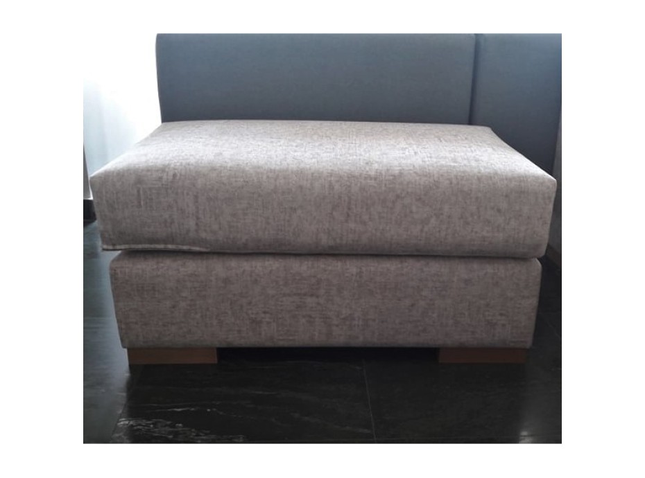 OTTOMAN WITH INDEPENDENT PILLOW